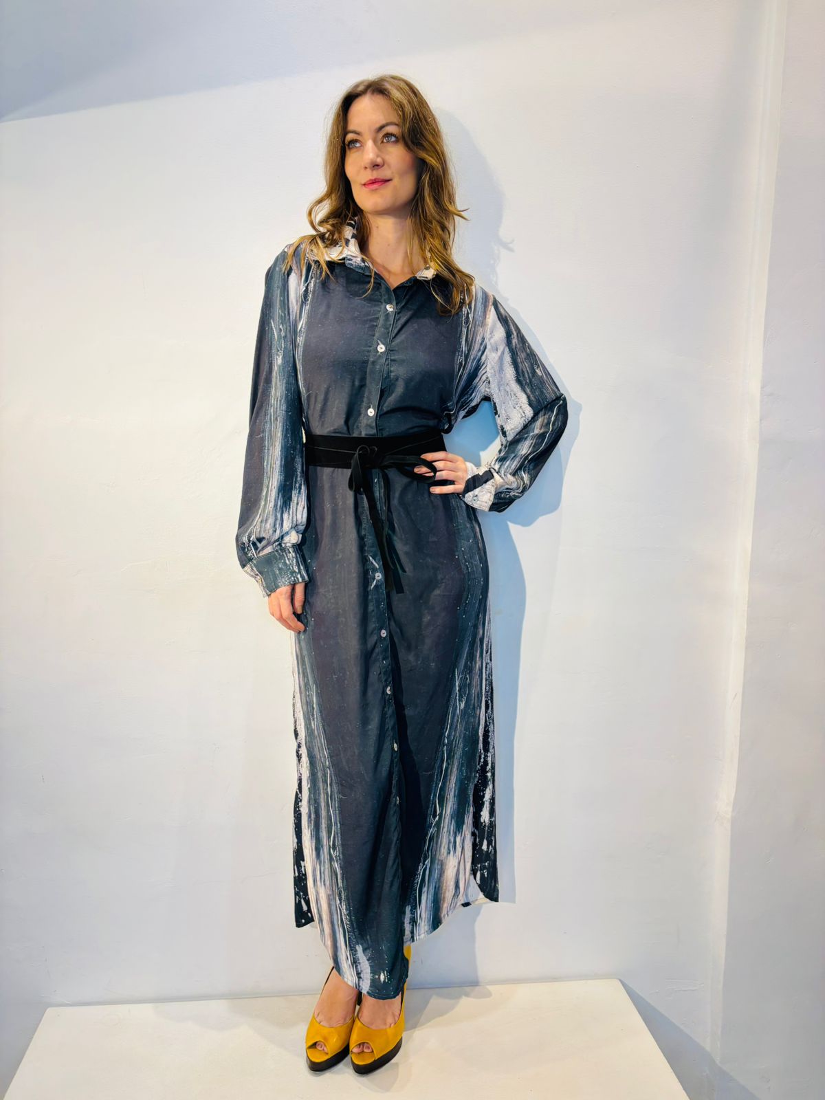 Alessa Long Chemise Dress Svart Munstur