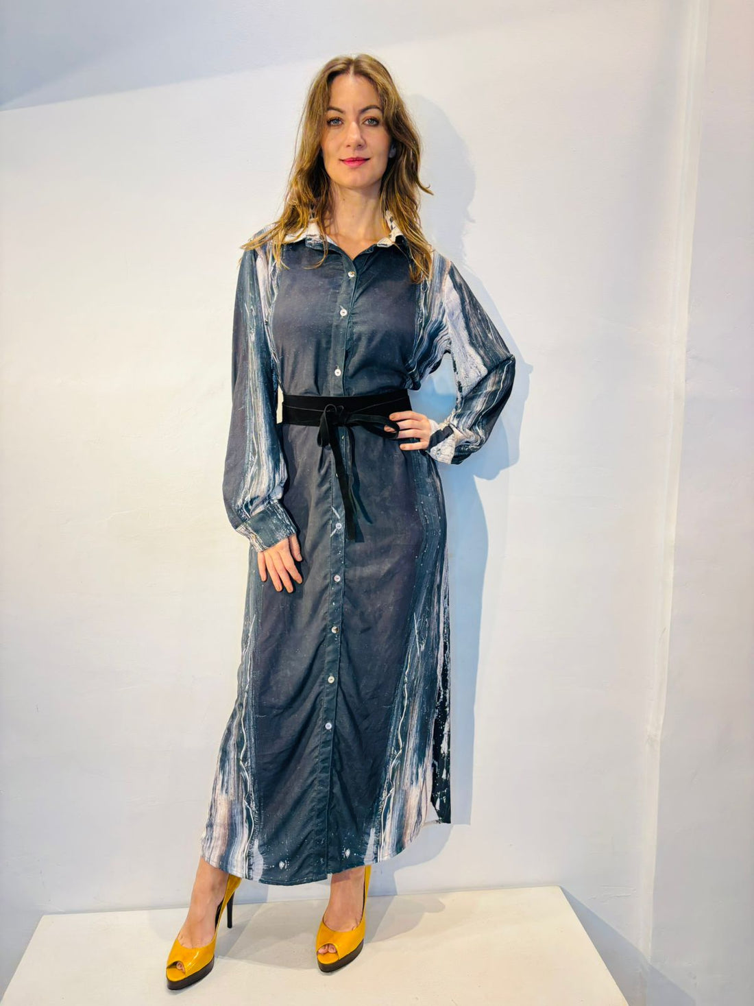 Alessa Long Chemise Dress Svart Munstur