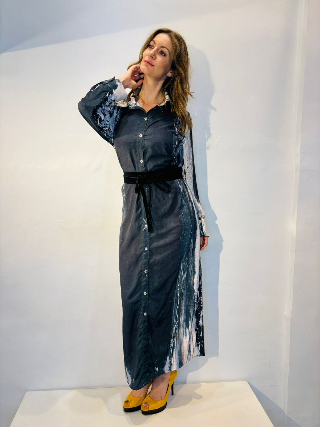 Alessa Long Chemise Dress Svart Munstur